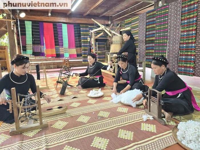 Grupo de pessoas com o mesmo hobby de tecer brocado na comuna de Thuong Lam.