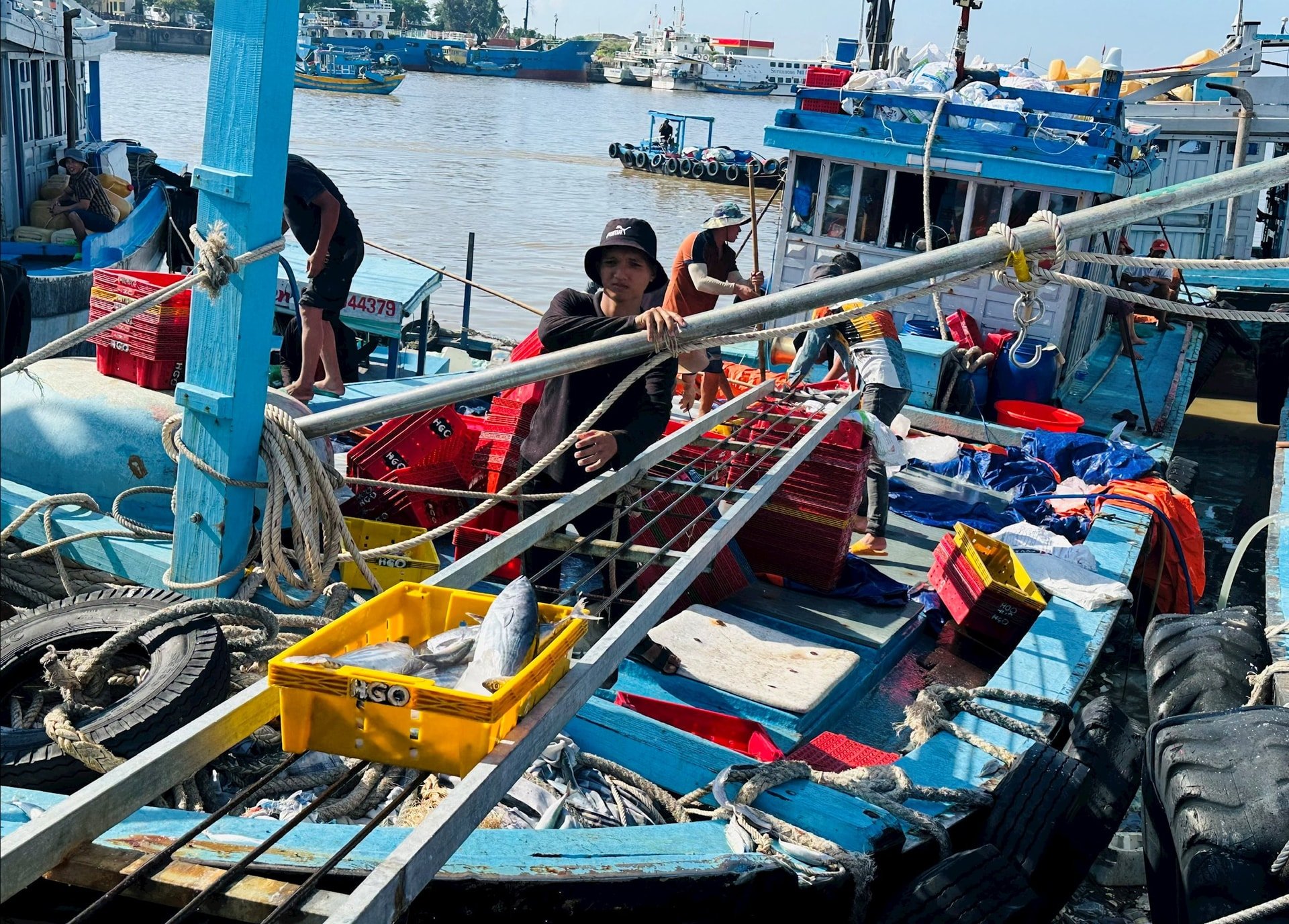 ទូកត្រឡប់ទៅច្រាំងវិញ បន្ទាប់ពីការធ្វើដំណើរនេសាទ។