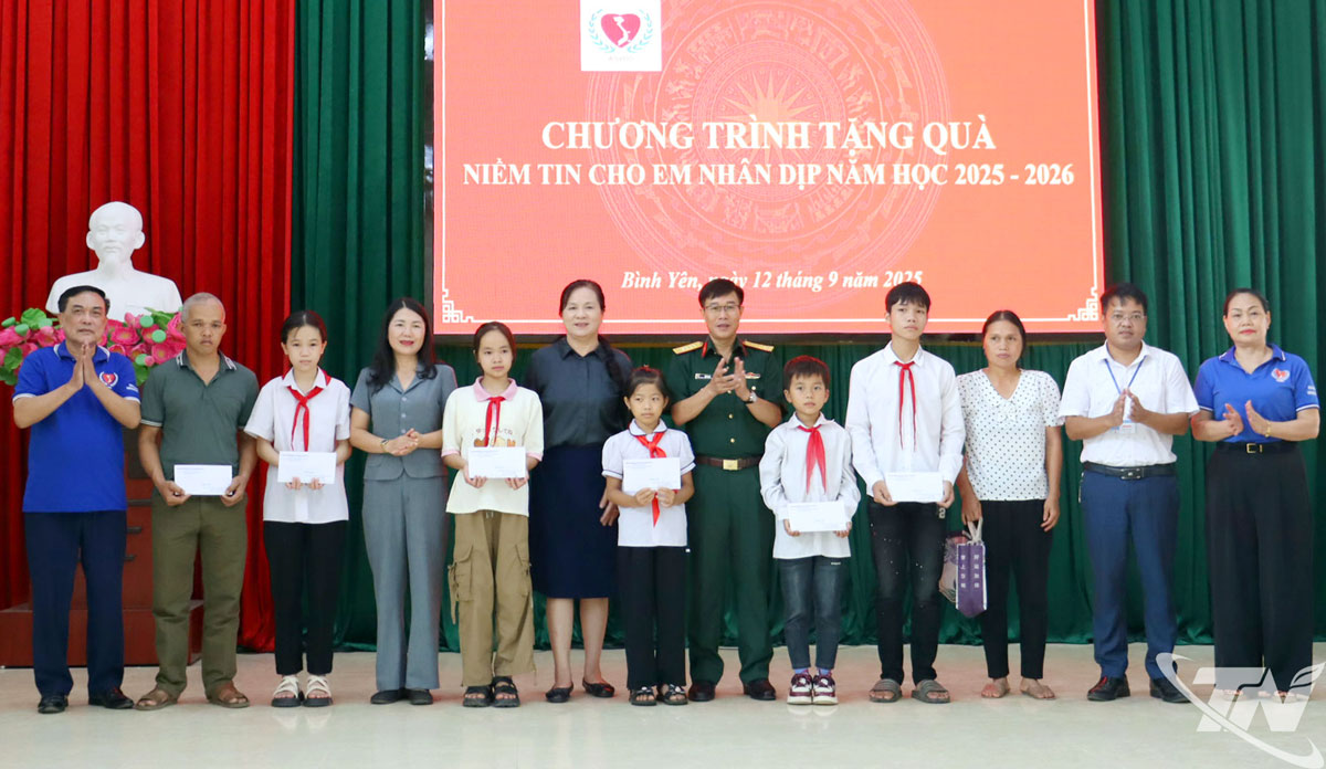 គណៈកម្មាធិការរៀបចំពិធីប្រគល់អាហារូបករណ៍ Faith ដល់សិស្សានុសិស្សនៅឃុំ Binh Yen។