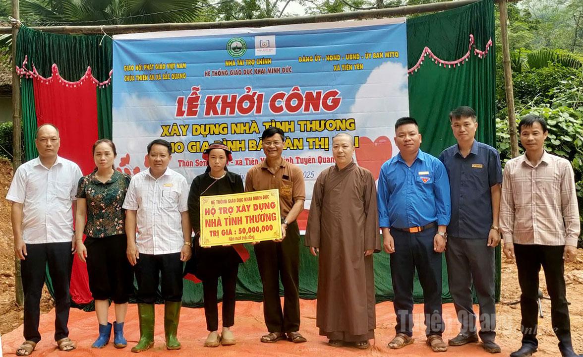 តំណាងអង្គភាពឧបត្ថម្ភថវិកា ៥០លានដុង ឧបត្ថម្ភគ្រួសារលោកស្រី Ban Thi Mai សាងសង់ផ្ទះថ្មី។