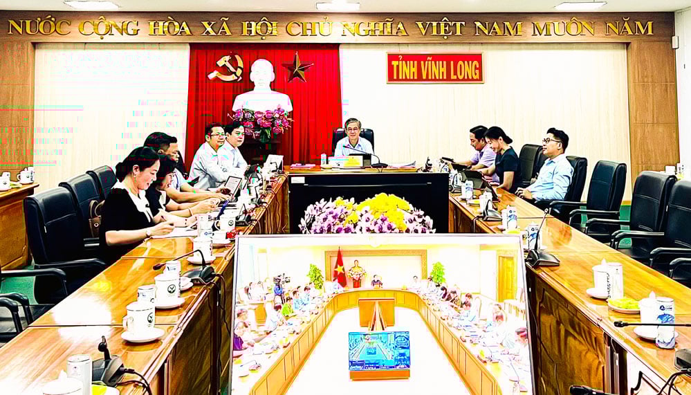 អនុប្រធានគណៈកម្មាធិការប្រជាជនខេត្ត - លោក Chau Van Hoa និងតំណាងមន្ទីរខេត្តបានចូលរួមសន្និសីទនៅស្ពានខេត្ត Vinh Long។