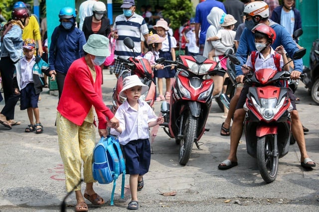 Giờ tan học 'tréo ngoe', vợ chồng lục đục vì đưa đón con - Ảnh 1.