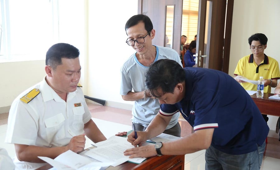 Nhiều hộ kinh doanh tự giác đến cơ quan thuế để thông tin về việc áp dụng hóa đơn điện tử. Ảnh: T.Sỹ