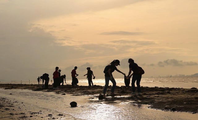 'Chồng cõng vợ' chạy Marathon Cần Giờ trong bộ áo mới- Ảnh 3.