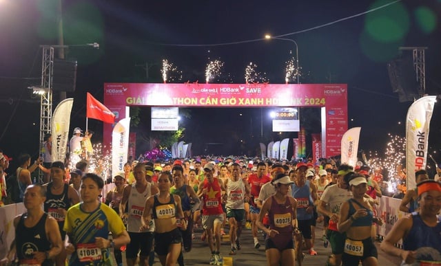'Chồng cõng vợ' chạy Marathon Cần Giờ trong bộ áo mới- Ảnh 5.