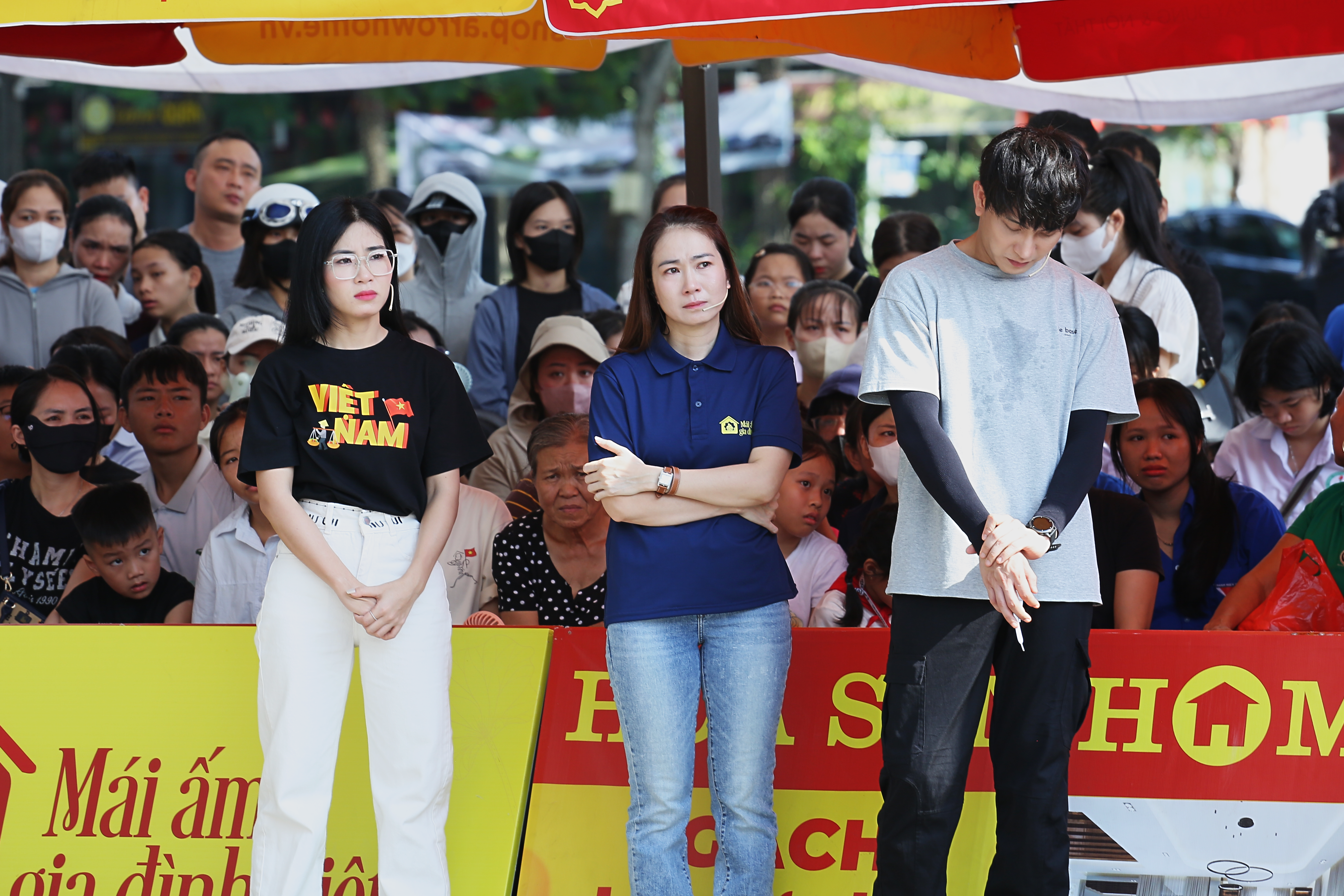 ពិធីករ Thanh Thao និងសិល្បករនៅស្ងៀមពេលស្តាប់រឿងរបស់លោក Nguyen Huu Bao។