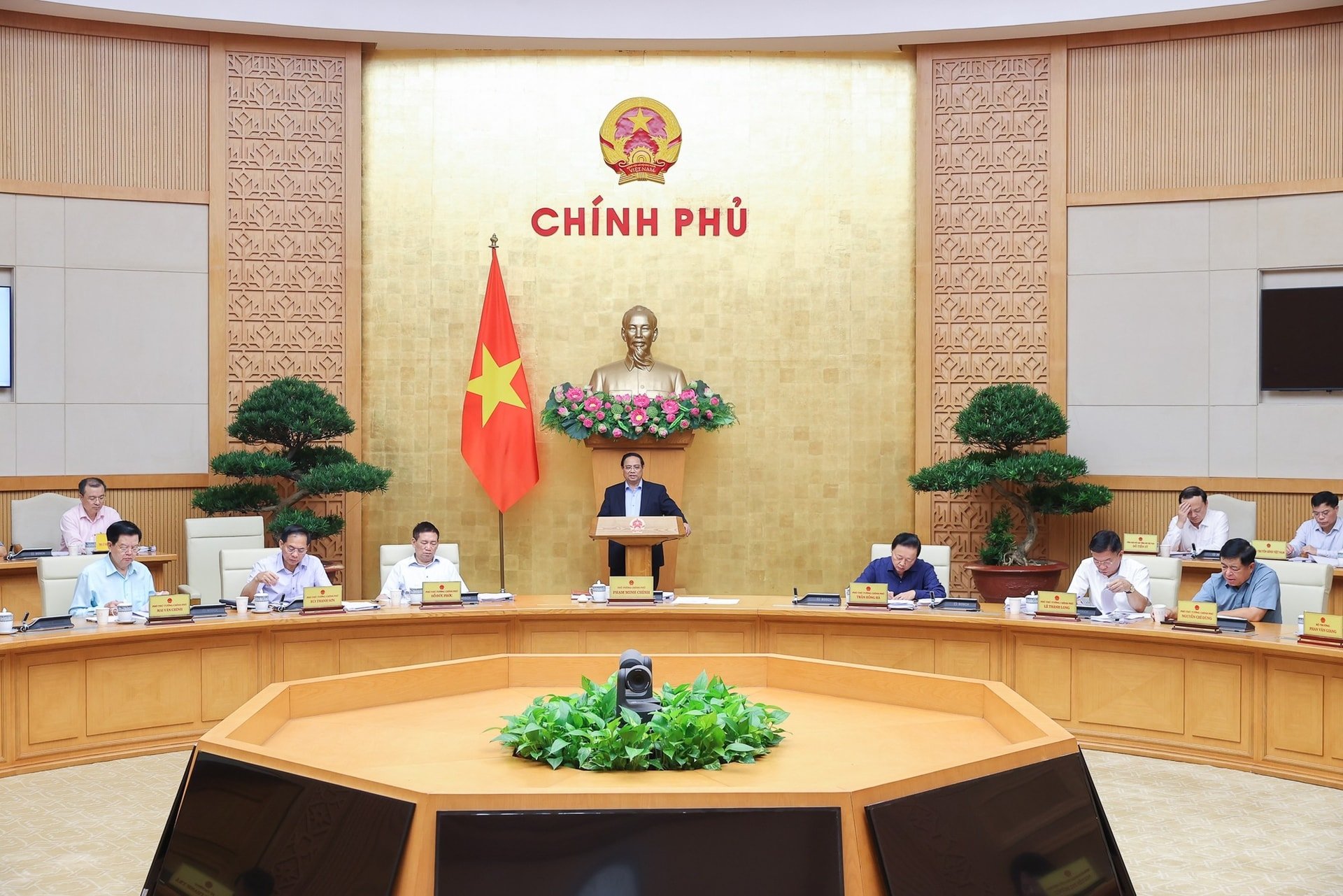 Chính phủ thảo luận về 10 dự án luật và 1 nghị quyết chuẩn bị trình Quốc hội