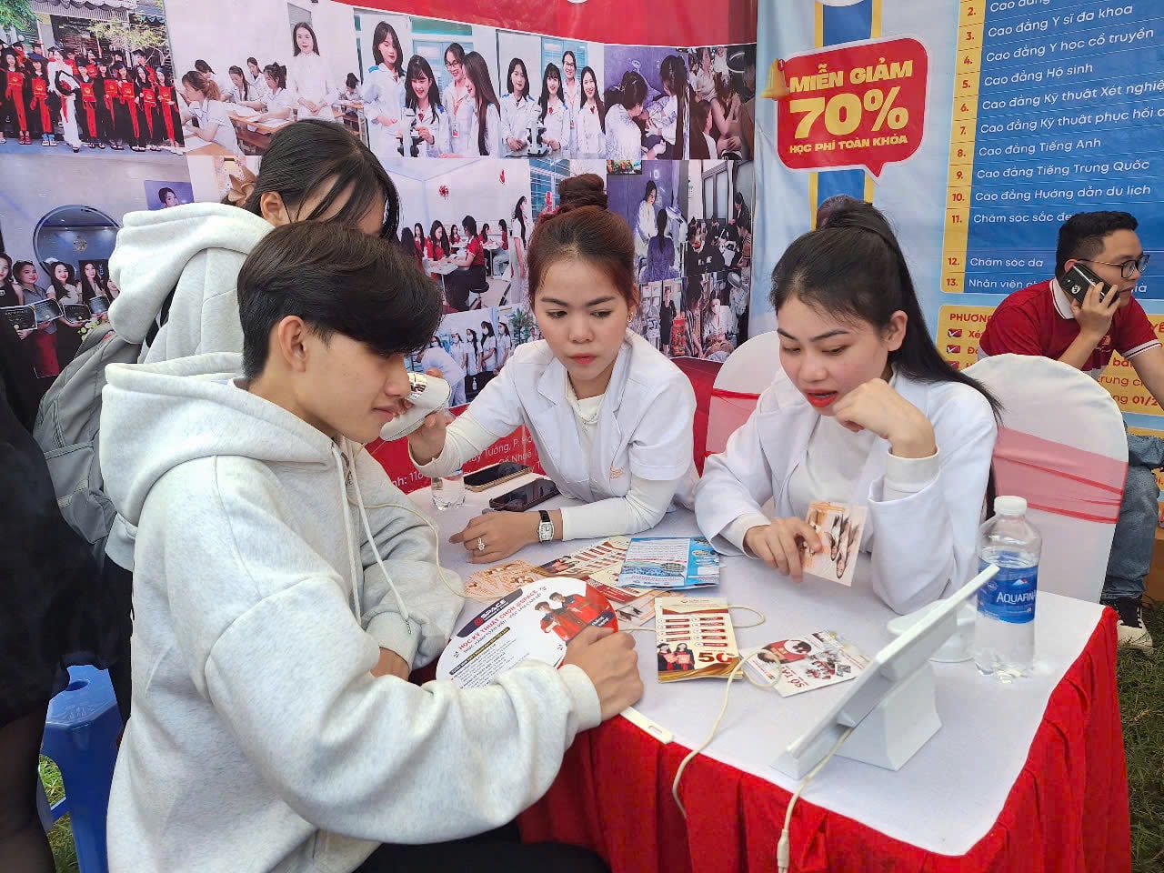 Vocational schools promote counseling and enrollment for students of all levels to participate in vocational training. Photo: THU HA