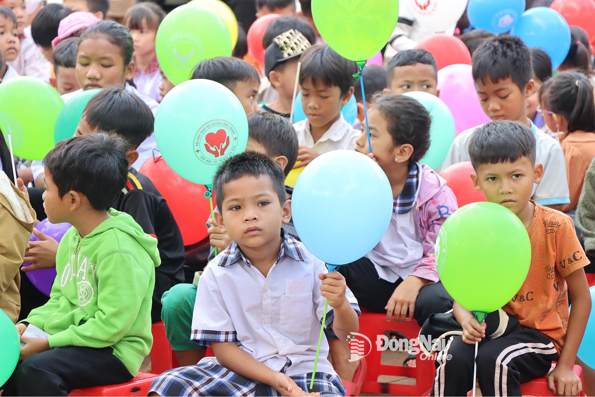 សិស្សានុសិស្សជាច្រើនបានចូលរួមក្នុងកម្មវិធីនេះ។ រូបថត៖ ង៉ុក ធួន