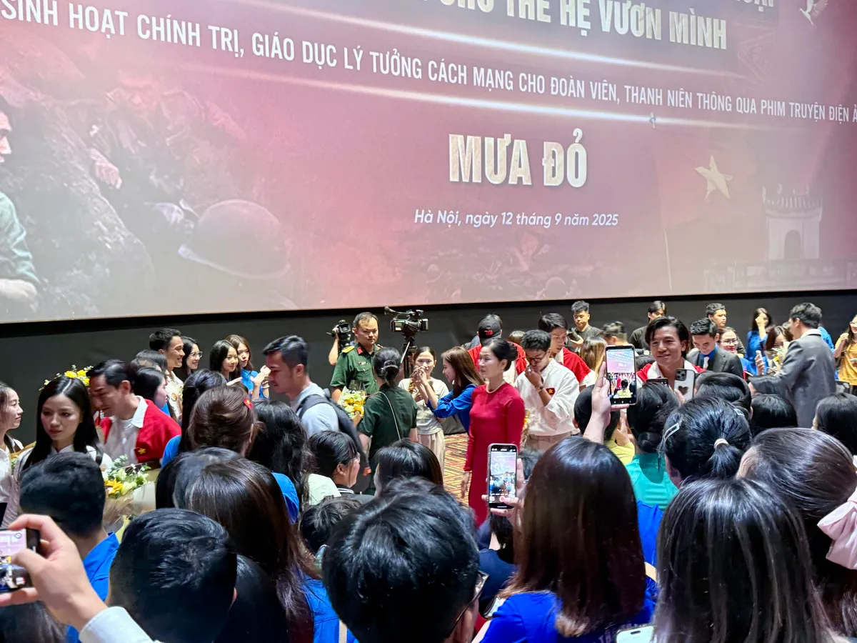 Khán giả vây kín các diễn viên "Mưa đỏ".