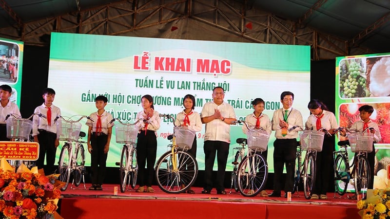 Trao xe đạp cho học sinh khó khăn tại buổi lễ.