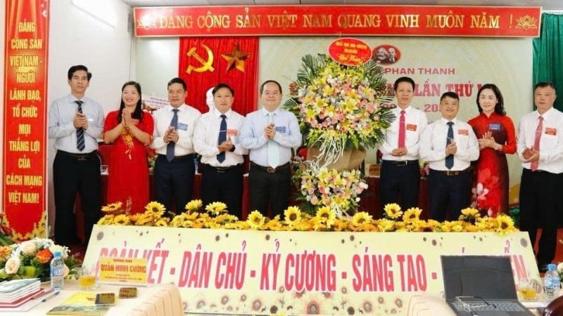 លេខាបក្សខេត្ត Cao Bang លោក Quan Minh Cuong (ទី៥ពីឆ្វេង) ជូនផ្កាអបអរសាទរជោគជ័យនៃមហាសន្និបាតបក្សឃុំ Phan Thanh ខេត្ត Cao Bang។