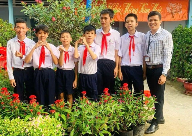 Lặng thầm đưa học sinh khuyết tật đến bến bờ tri thức- Ảnh 3.