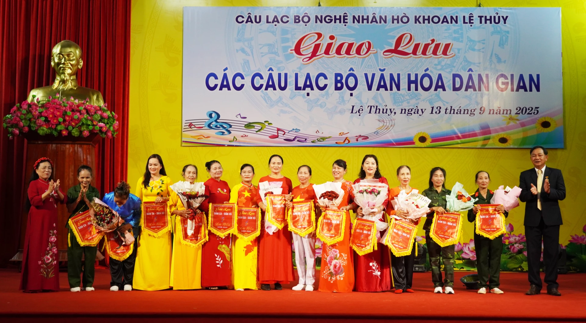 Ban Tổ chức tặng hoa, cờ lưu niệm cho các CLB tham gia giao lưu.