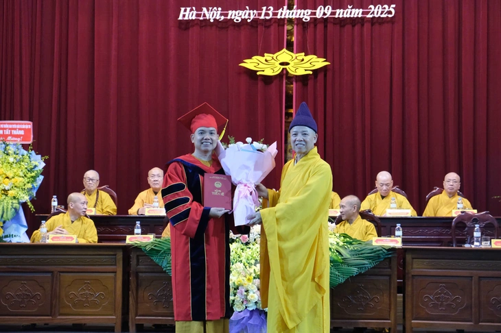 Học viện Phật giáo Việt Nam tại Hà Nội trao bằng tiến sĩ Phật học thứ hai - Ảnh 1.