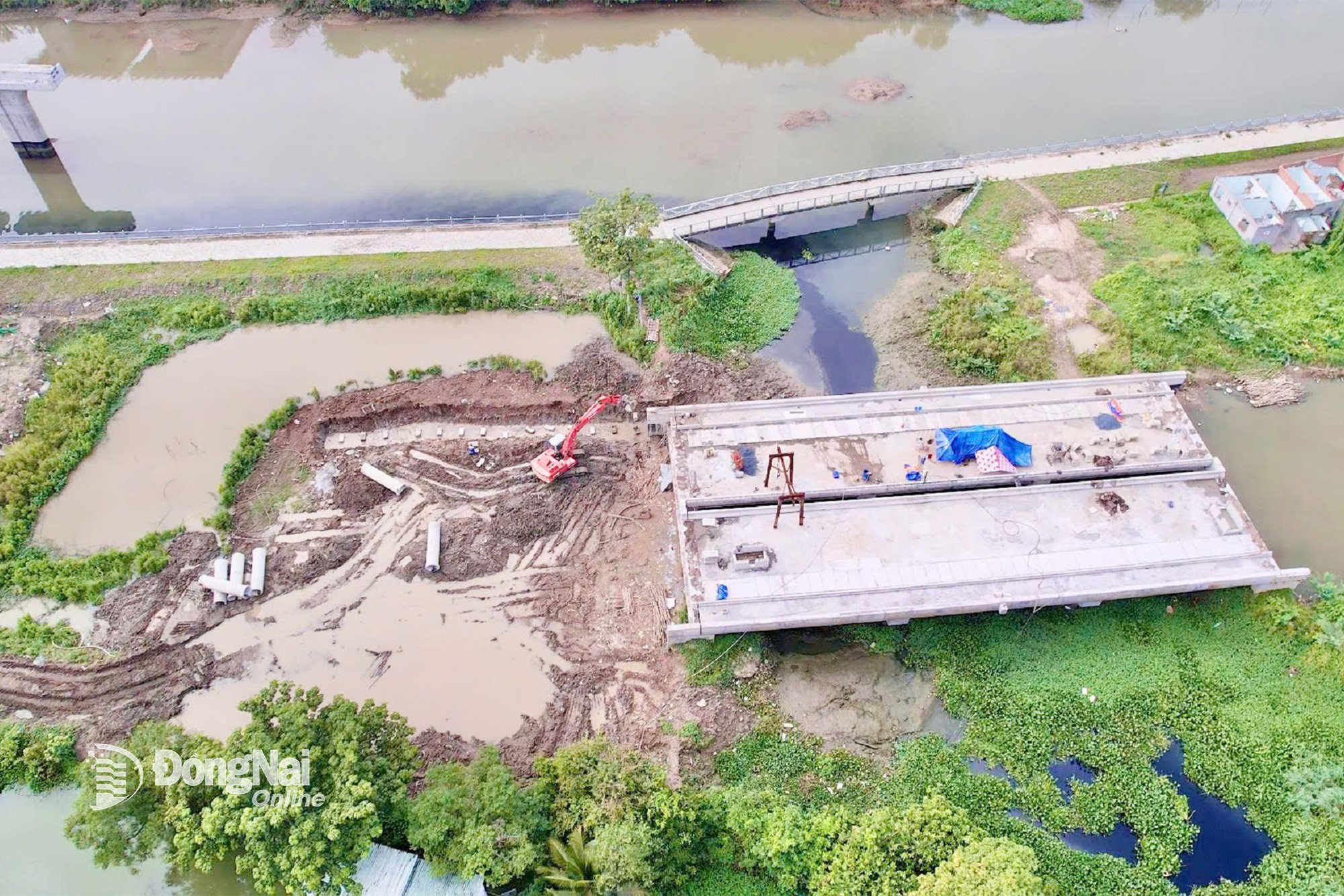 Thi công xây dựng cầu Chìm Tàu trên tuyến thuộc Dự án Đường ven sông Cái. Ảnh: Phạm Tùng