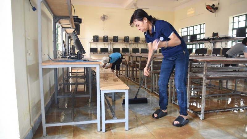គ្រូបង្រៀននៅអនុវិទ្យាល័យ Phuoc Tan 1 សម្អាតថ្នាក់រៀនក្រោយទឹកជំនន់។