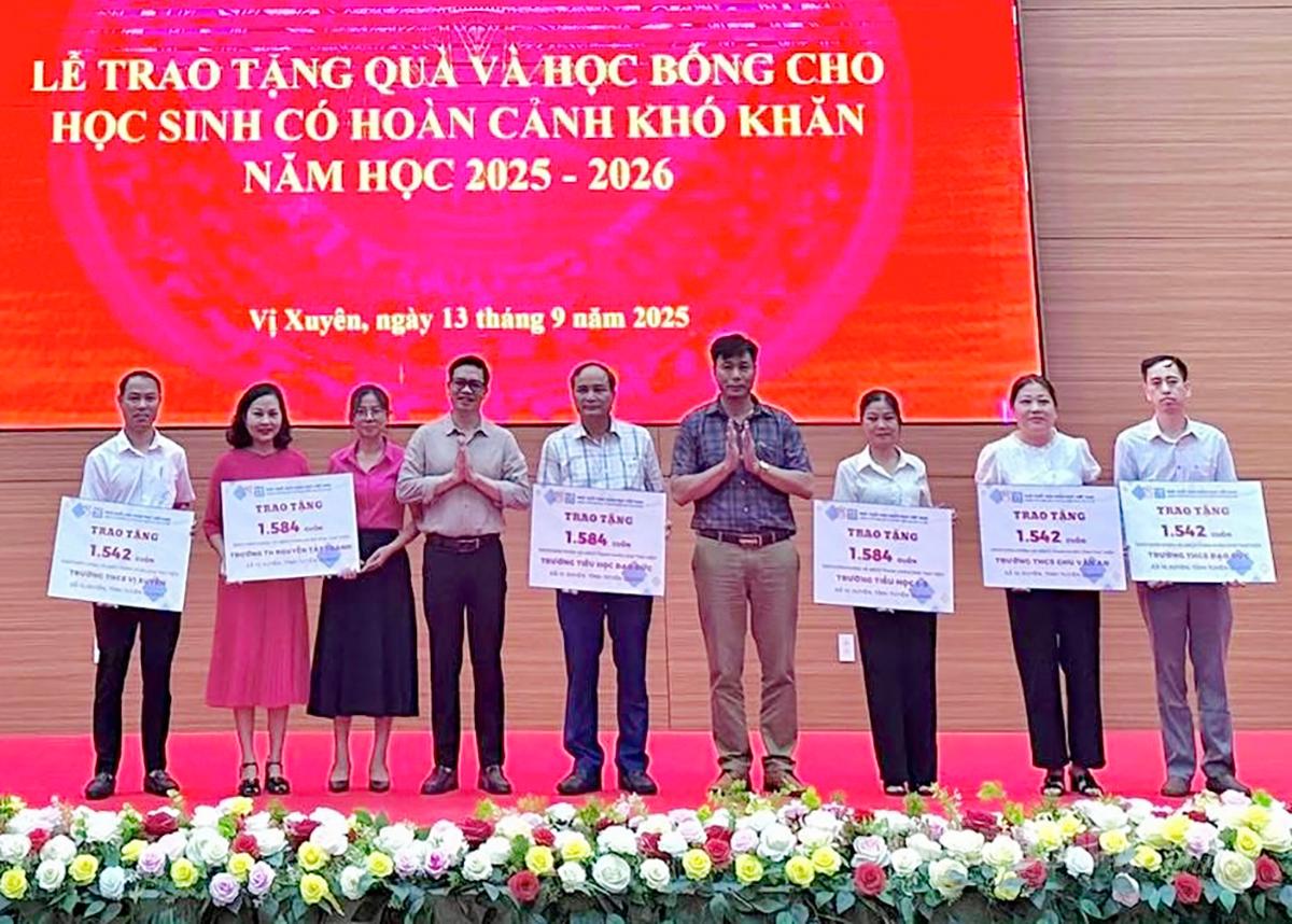 តំណាងគណៈប្រតិភូការងារបានជូនអំណោយដល់សាលារៀននៅឃុំ Vi Xuyen។