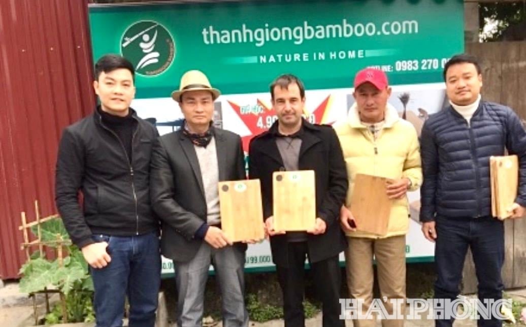 ក្មេង-ប្រុស-ជាមួយ-សំឡេងល្អ-2(1).jpg
