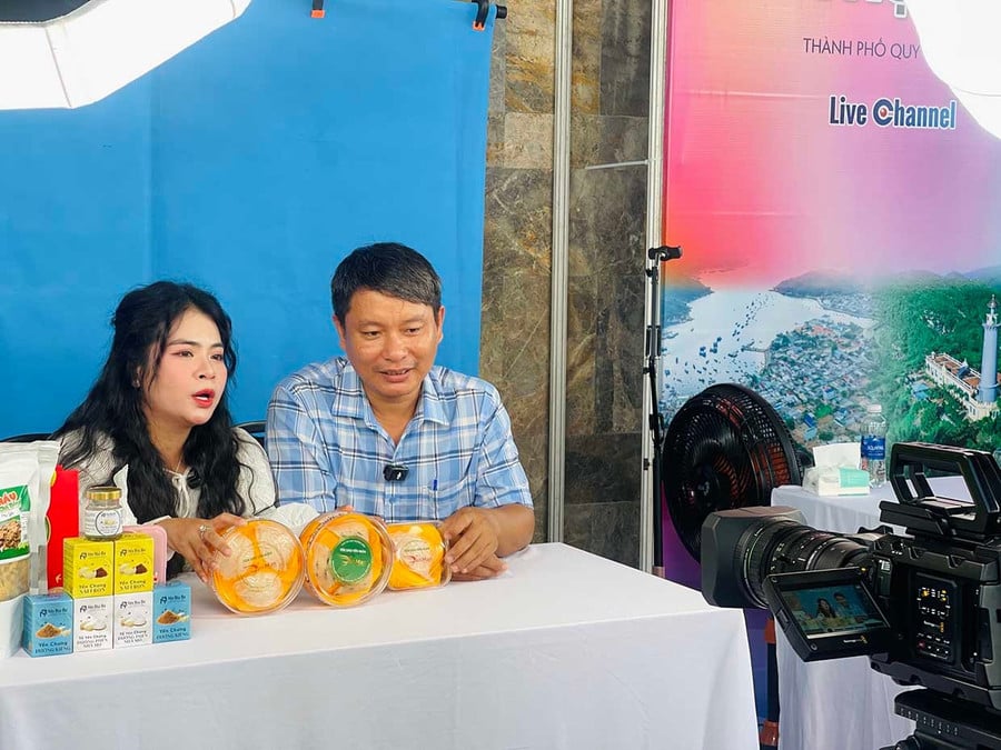 KOL Dân Bùi xứ Nẫu livestream bán hàng các sản phẩm OCOP tỉnh. Ảnh: Hải Yến