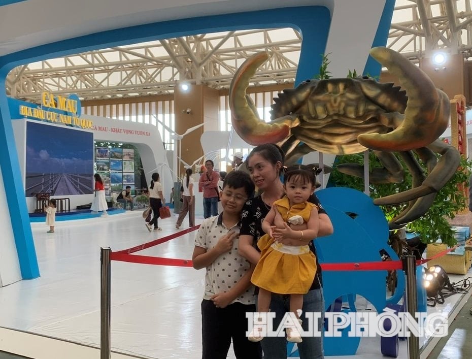 តំបន់ Ca Mau ចាប់អារម្មណ៍ជាមួយនឹងអាហារសមុទ្រ ឧស្សាហកម្មអំបិល និងស្លាកសញ្ញាជាច្រើនដែលទាក់ទងនឹងសមុទ្រ។