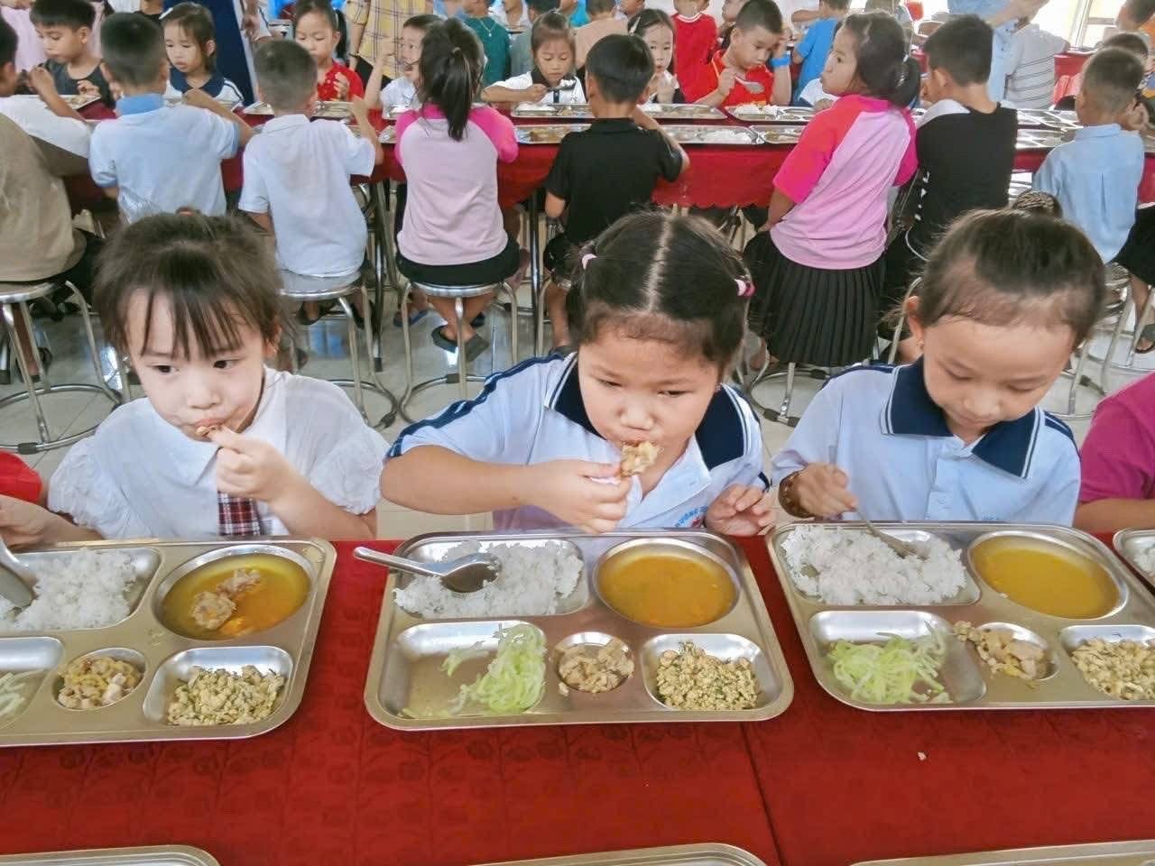 អាហារថ្ងៃត្រង់ 3.jpg