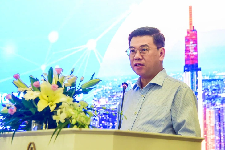 Để ngành dịch vụ bứt phá, TP.HCM cần học hỏi Singapore, Thượng Hải - Ảnh 1.
