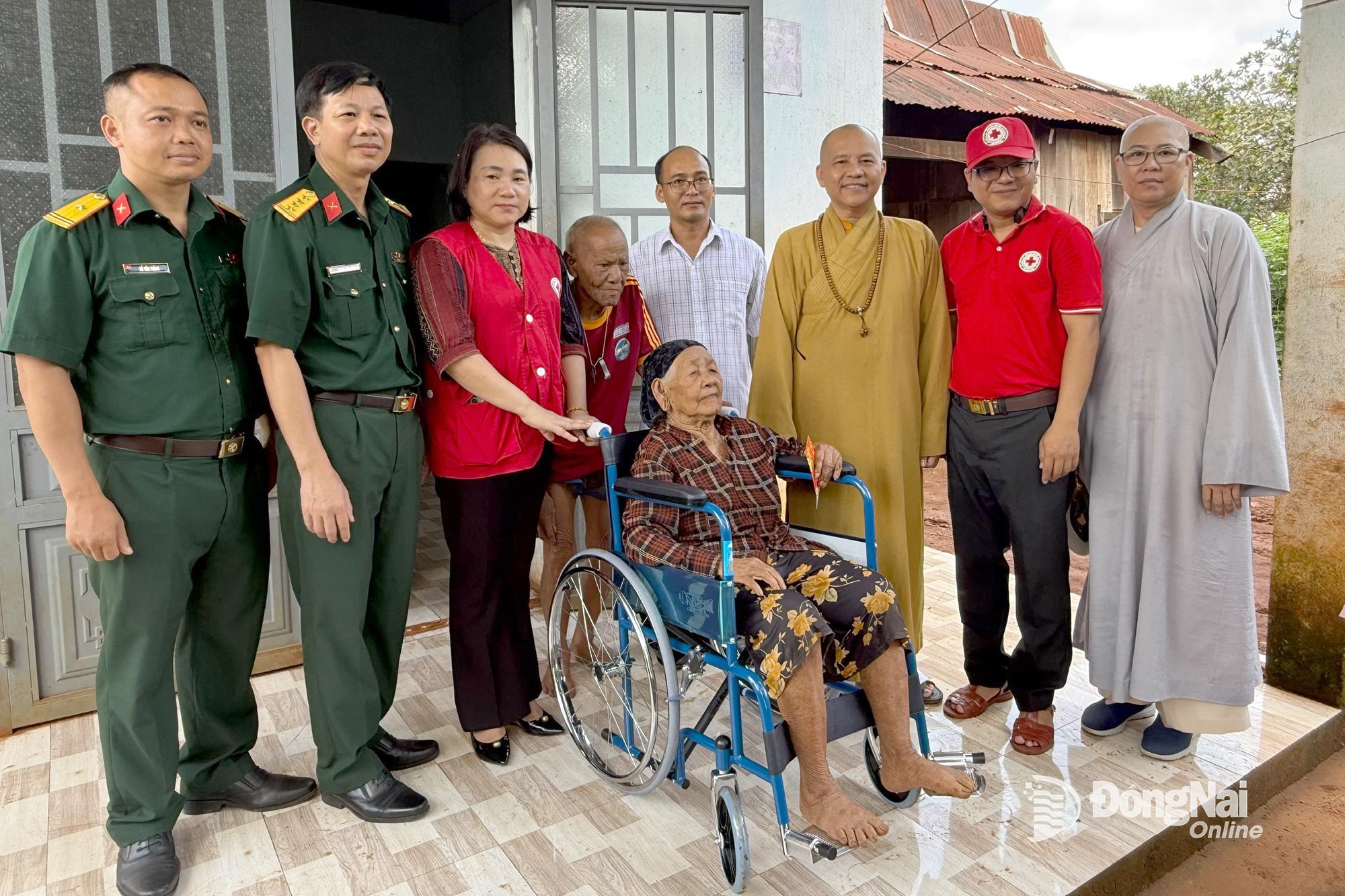 អ្នករៀបចំបានបង្ហាញរទេះរុញដល់មនុស្សចាស់ក្នុងស្ថានភាពលំបាក។ រូបថត៖ Hung Cat 