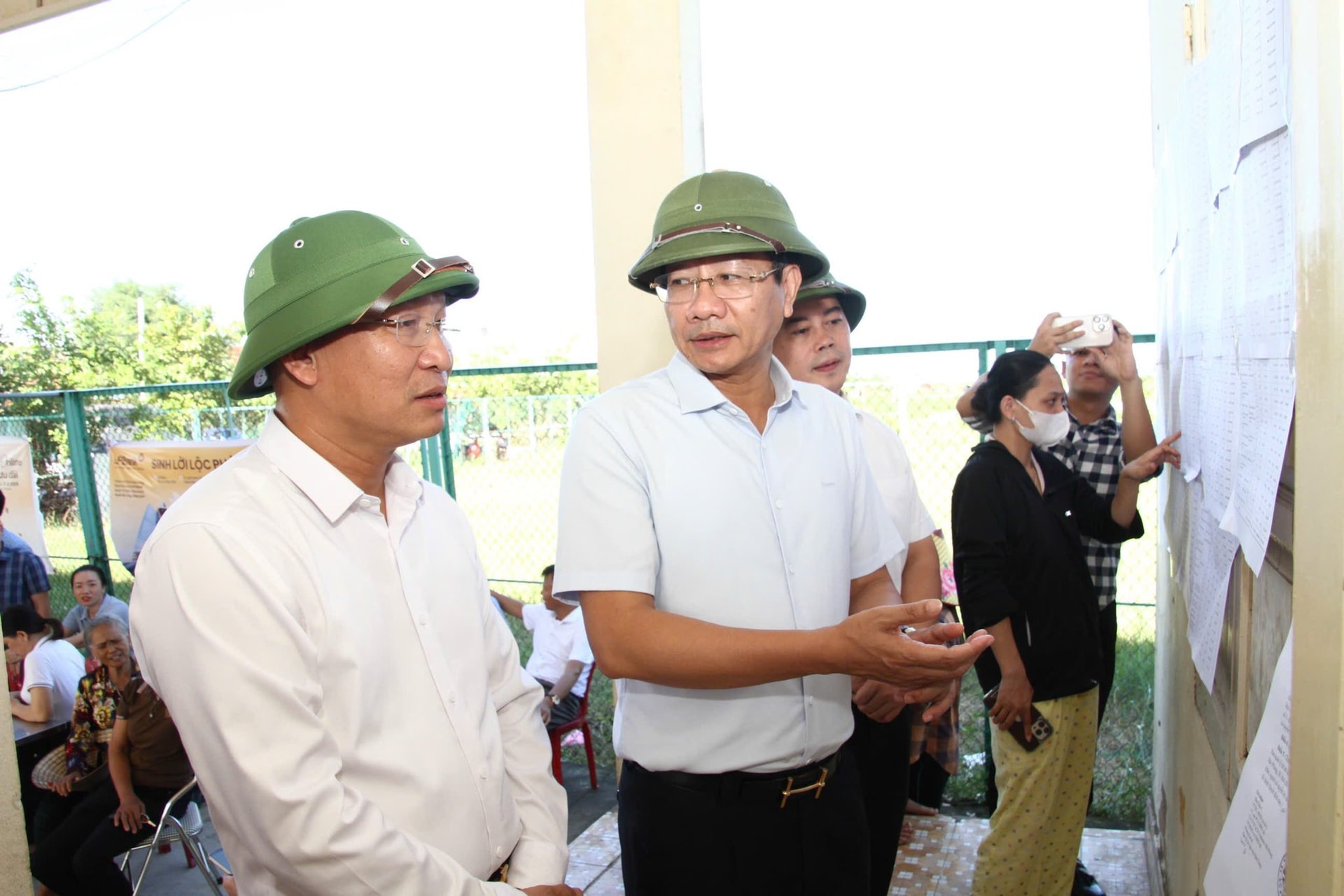 អនុប្រធានអចិន្ត្រៃយ៍គណៈកម្មាធិការប្រជាជនទីក្រុង លោក Le Anh Quan បានចុះពិនិត្យការបង់ប្រាក់ជូនគ្រួសារនៅឃុំ Kien Hung។