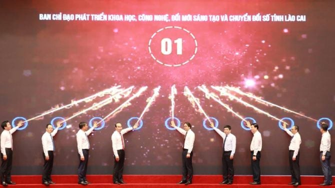 Các đại biểu thực hiện nghi lễ bấm nút phát động Phong trào 