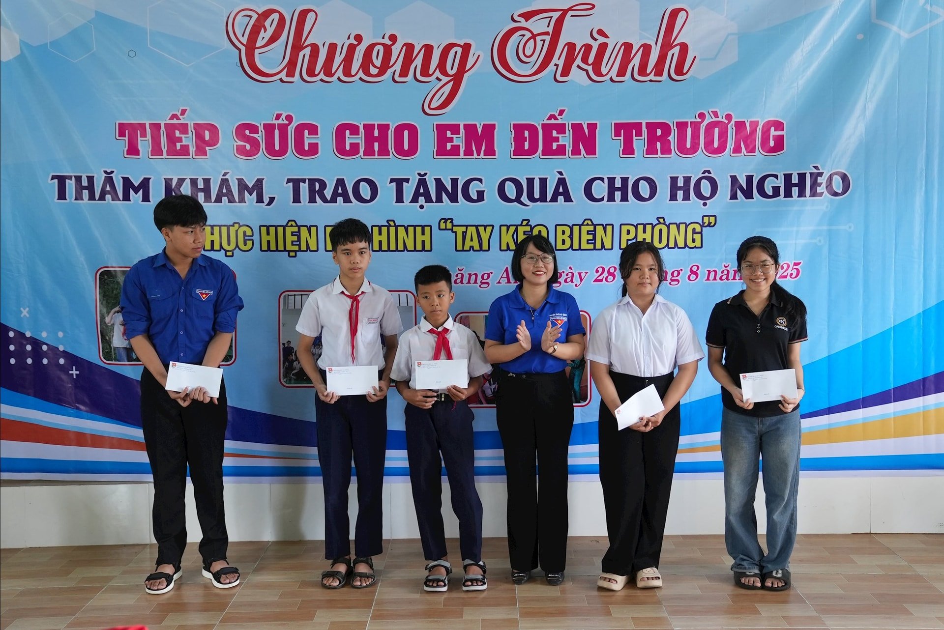 សម្ព័ន្ធយុវជនឃុំថាំងអាន នាំយកសកម្មភាពស្ម័គ្រចិត្តទៅកាន់តំបន់លំនៅដ្ឋាន។ រូបថត៖ ហូ