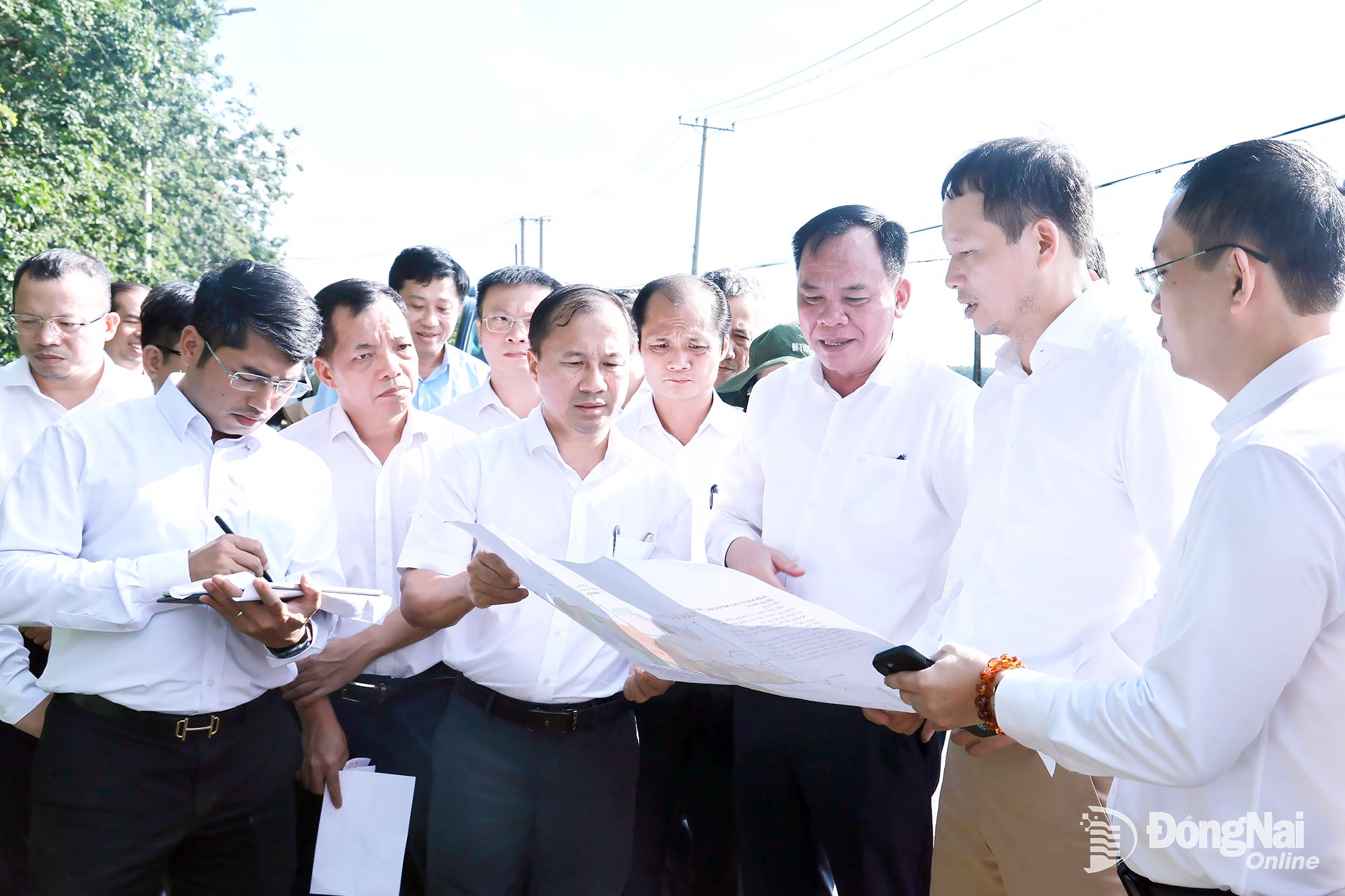 Đồng chí Vũ Hồng Văn (thứ 2 từ phải qua), Bí thư Tỉnh ủy, Trưởng đoàn Đại biểu Quốc hội tỉnh và đồng chí Võ Tấn Đức (thứ 3 từ phải qua), Phó Bí thư Tỉnh ủy, Chủ tịch UBND tỉnh đi kiểm tra thực tế về phát triển các dự án đô thị, giao thông ở xã Long Thành. Ảnh: Công Nghĩa