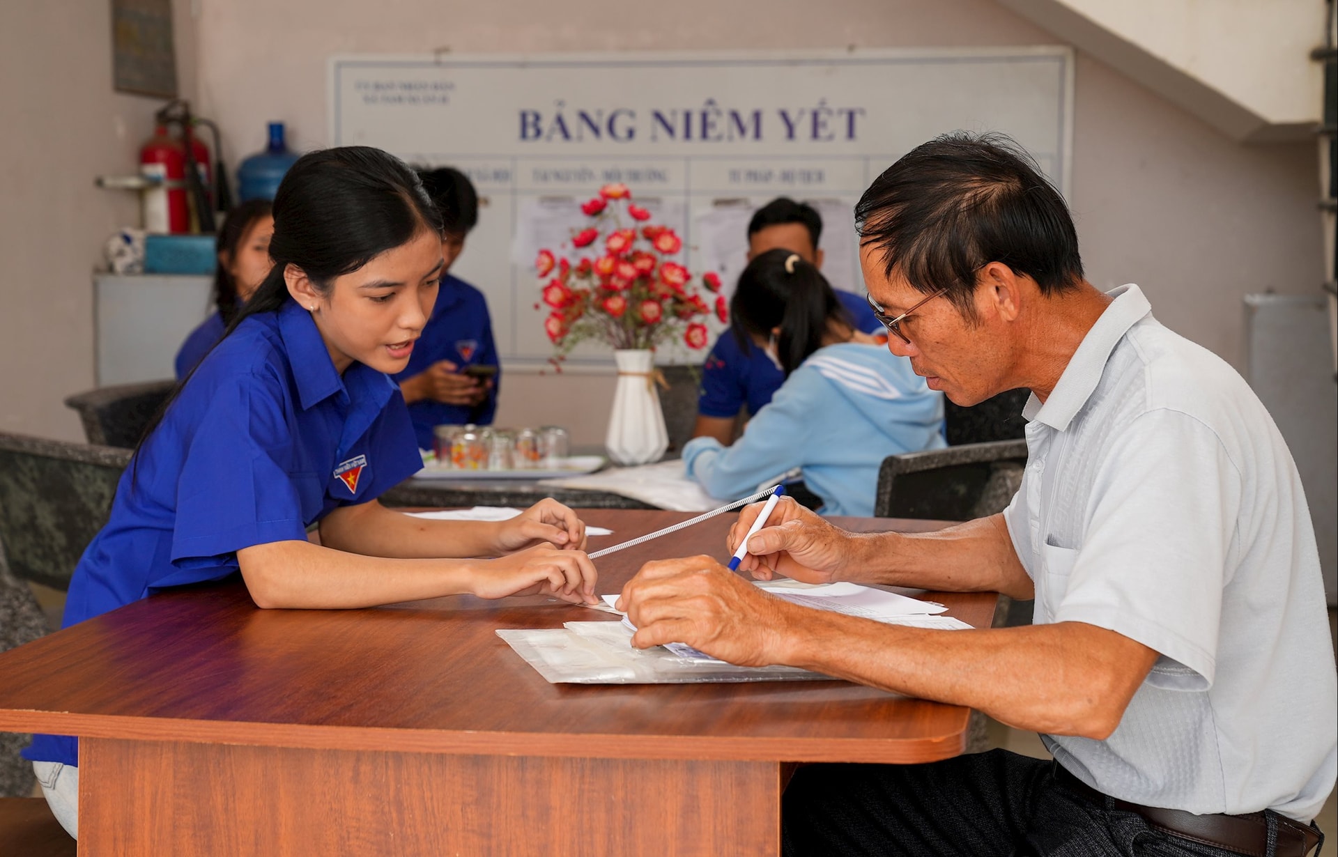 សមាជិក​សហភាព​យុវជន​ឃុំ Tam Xuan គាំទ្រ​ប្រជាពលរដ្ឋ​ក្នុង​ការ​អនុវត្ត​នីតិវិធី​រដ្ឋបាល​នៅ​មជ្ឈមណ្ឌល​សេវា​រដ្ឋបាល​សាធារណៈ​ឃុំ។ រូបថត៖ HO QUAN
