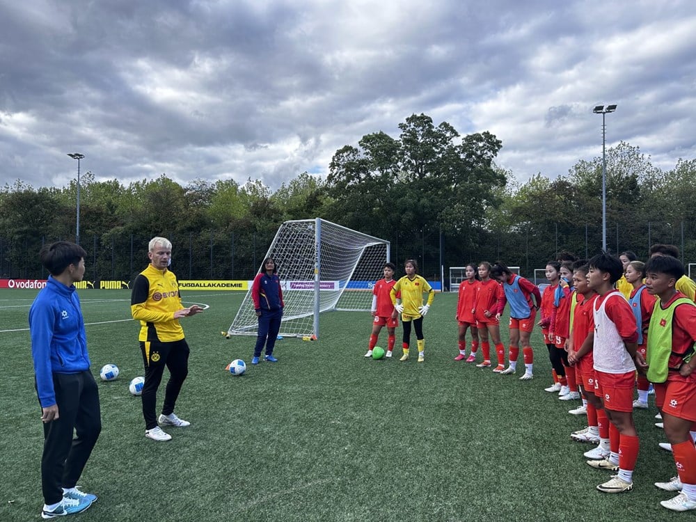គ្រូបង្វឹក Borussia Dortmund U17 សរសើរកីឡាករនារី U17 វៀតណាម - រូបថត ១
