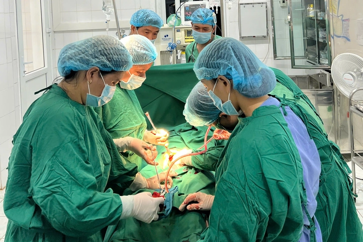 Saving the life of a pregnant woman with a ruptured ectopic pregnancy, losing nearly 1.8 liters of blood - Photo 1.