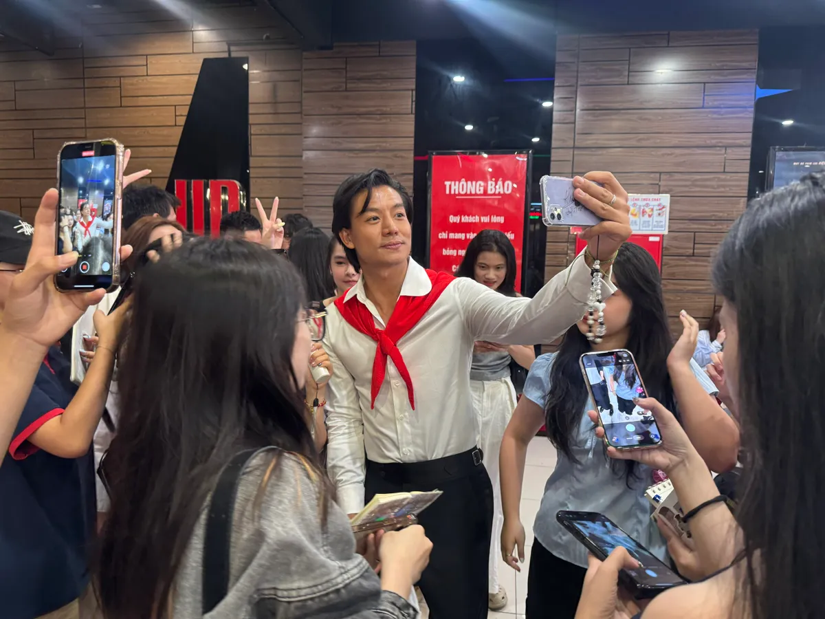 Diễn viên Hiếu Nguyễn giao lưu cùng khán giả.