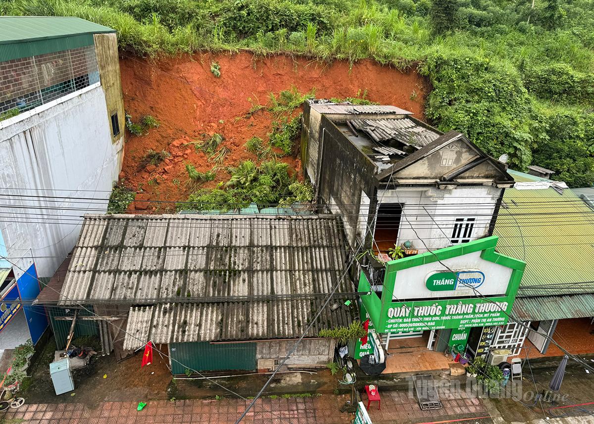 Landslides affected the houses of 4 households in Pho village, Khuon Lung commune.