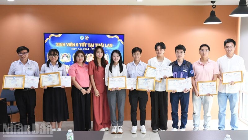 បុគ្គលឆ្នើមទទួលបានងារជា «សិស្សល្អទាំង៥»។