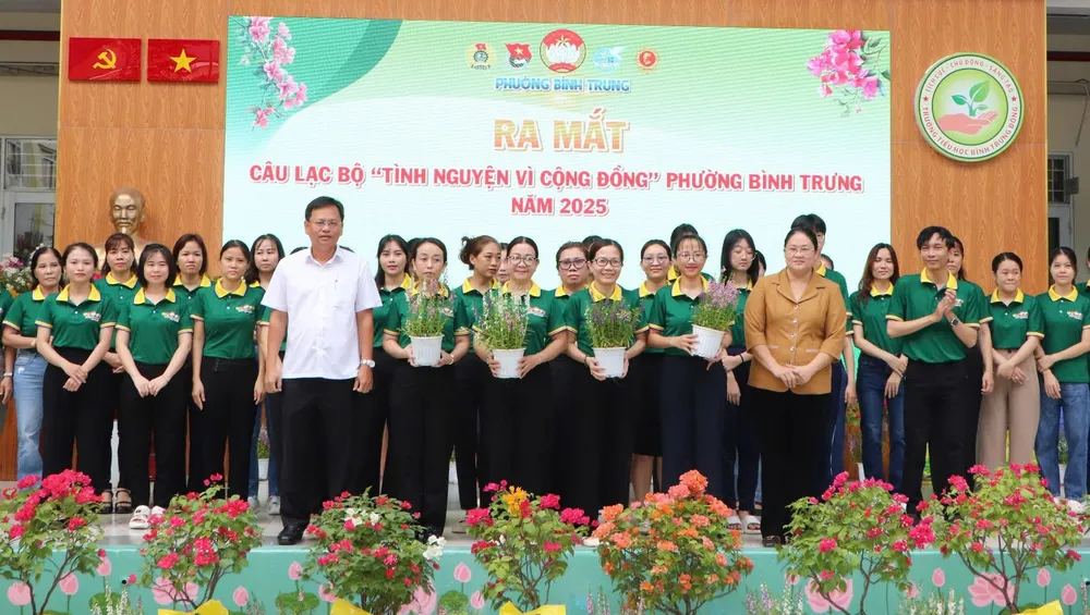 ប្រគល់​ផ្កា​ដល់​អង្គភាព​ដើម្បី​សាងសង់​គម្រោង​“​ Binh Trung នៃ​ផ្កា​រាប់ពាន់​ផ្កា​”