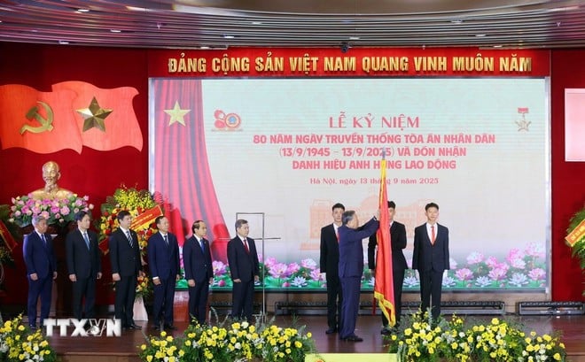 Tổng Bí thư Tô Lâm trao tặng Danh hiệu Anh hùng Lao động cho Tòa án Nhân dân tối cao. (Ảnh: Phạm Kiên/ TTXVN)