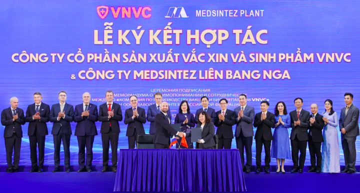 Ông Konstantin Gorodnitsky Trưởng Văn phòng Đại diện Công ty Medsintez tại Việt Nam và bà Trần Thị Hồng Thủy, Giám đốc Nhà máy Vắc xin và Sinh phẩm VNVC ký kết hợp tác dưới sự chứng kiến của Bộ trưởng Bộ Y tế Liên bang Nga Mikhail Murashko và Bộ trưởng Bộ Y tế Việt Nam Đào Hồng Lan. Ảnh: Phạm Giang