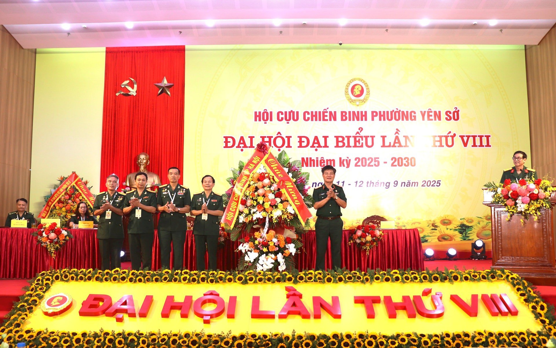 Thiếu tướng Nguyễn Mạnh Sử, Phó Chủ tịch Hội CCB thành phố Hà Nội tặng hoa chúc mừng Đại hội