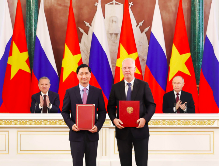 Công ty Vắc xin VNVC và Quỹ Đầu tư Trực tiếp của Nga (RDIF) trao đổi văn kiện hợp tác trước sự chứng kiến của Tổng thống Nga Putin và Tổng Bí thư Tô Lâm. Ảnh: Hoàng Thống Nhất