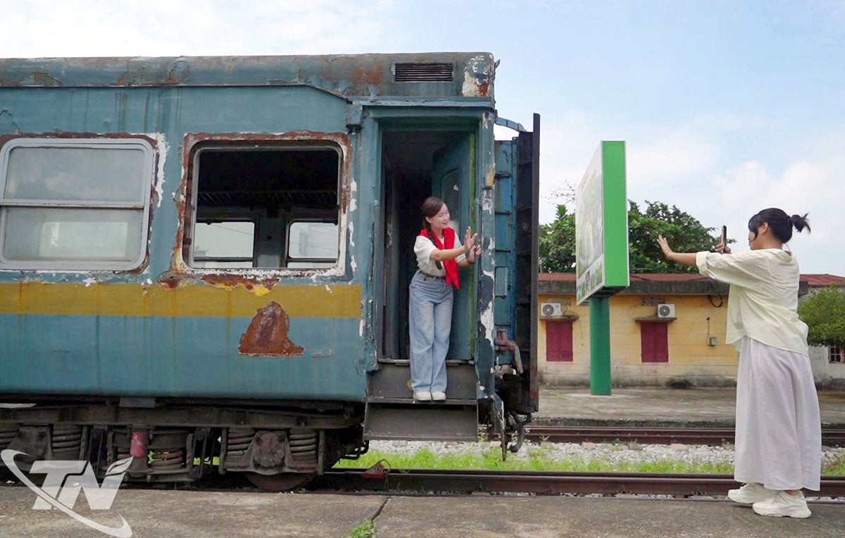 Young people check-in at Luu Xa station.