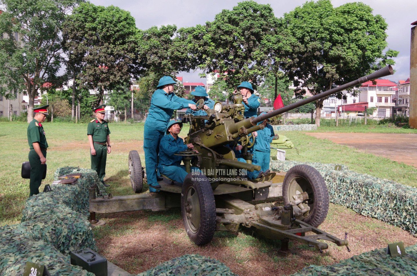 គណៈប្រតិភូអធិការកិច្ចនៃយោធភូមិភាគទី១ បានចុះត្រួតពិនិត្យការងារហ្វឹកហ្វឺនរបស់កងពលតូចកាំភ្លើងធំប្រឆាំងយន្តហោះធុន ៣៧មម-១ របស់យោធភូមិភាគខេត្ត។
