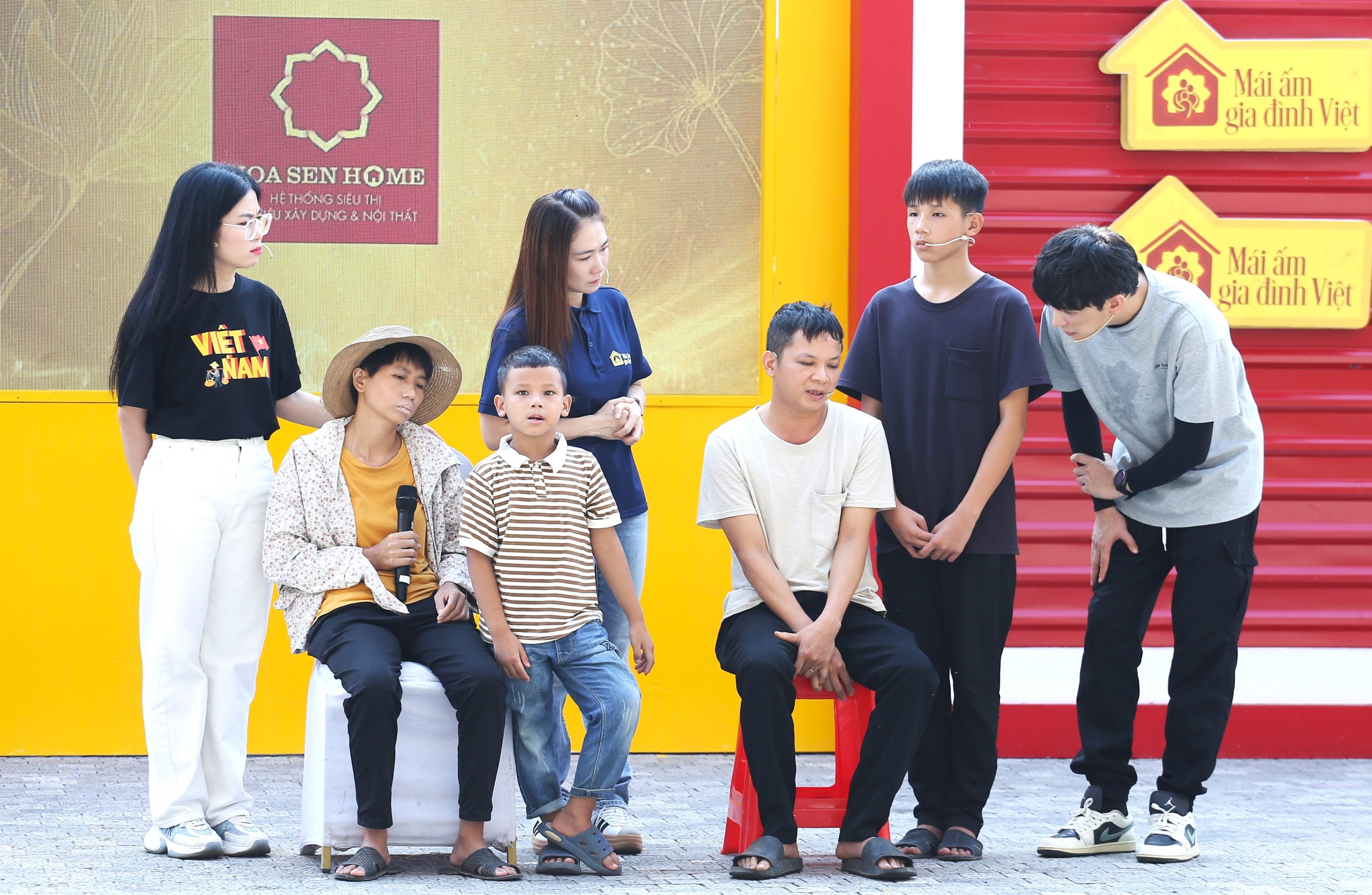 ម្តាយរបស់ Bao ឈ្មោះ Do Thi Quyen កំពុងត្រូវបានព្យាបាលជំងឺមហារីកខួរក្បាលដំណាក់កាលទី 2 ហើយសុខភាពរបស់នាងកាន់តែយ៉ាប់យ៉ឺនយ៉ាងច្បាស់លាស់នៅឯស្ទូឌីយោ។