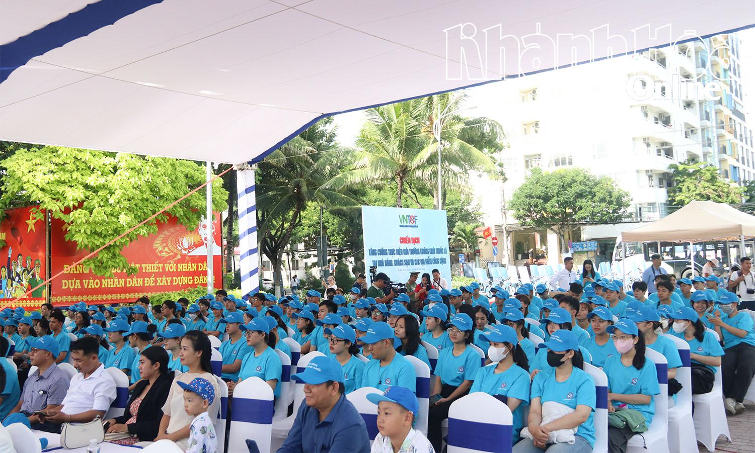 Đông đảo mọi người tham gia chiến dịch.