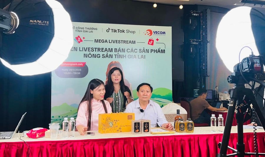 Tại phiên bán hàng megalive vào tháng 5.2025, ông Phạm Văn Binh, Nguyên Phó Giám đốc Sở Công Thương, đã trực tiếp tương tác với người mua cùng đại diện nhãn hàng. Ảnh: Hải Yến