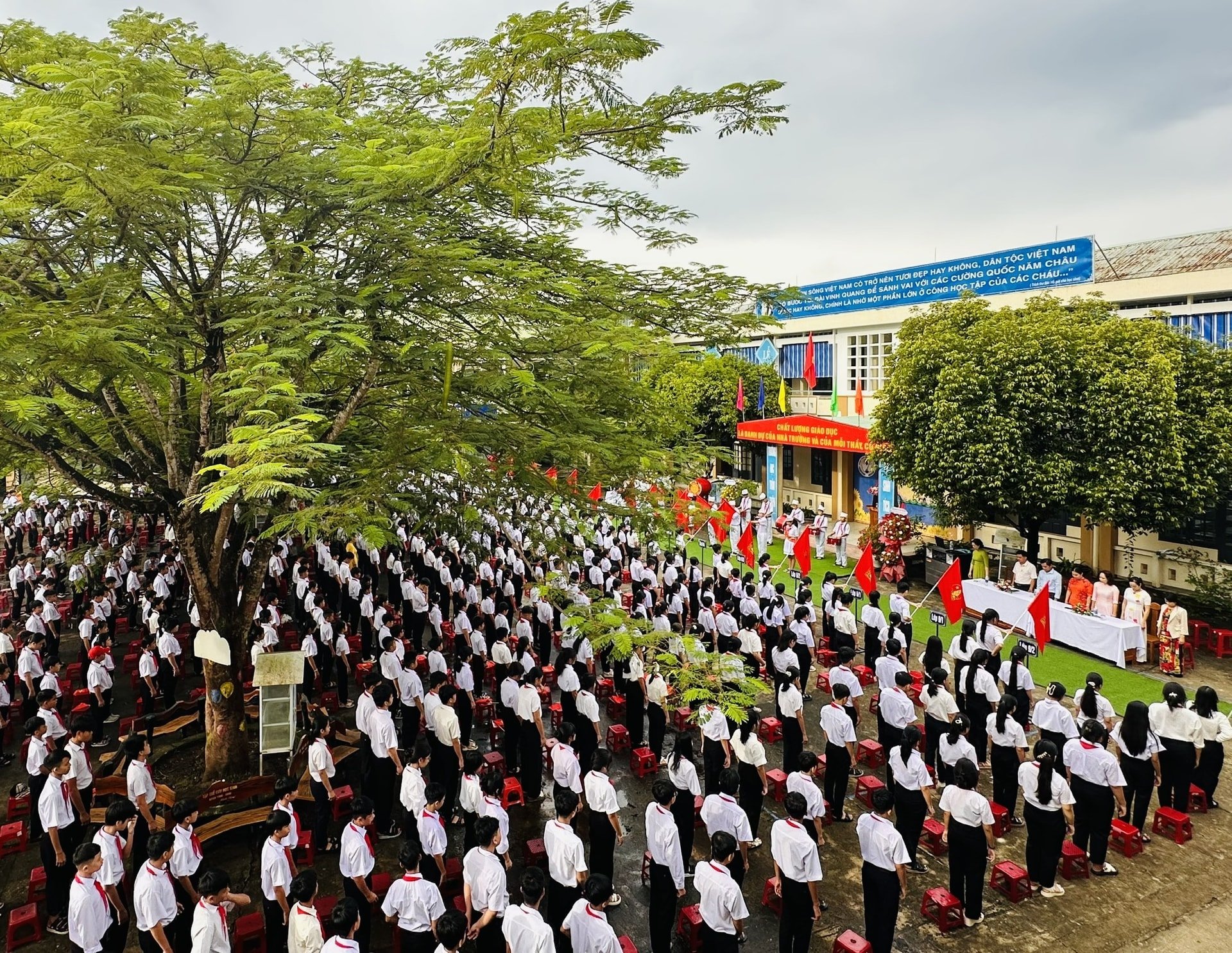 នៅថ្ងៃទី 14 និង 15 ខែកុម្ភៈ នៅសាលាអនុវិទ្យាល័យ Nguyen Du ក្រុង Tra My បេក្ខជនដែលមានលក្ខណៈសម្បត្តិគ្រប់គ្រាន់នឹងប្រឡងសរសេរ (ជុំទី 2) នៃការជ្រើសរើសមន្ត្រីរាជការសម្រាប់វិស័យអប់រំ និងបណ្តុះបណ្តាលស្រុក Bac Tra My។ រូបថត៖ B.M.