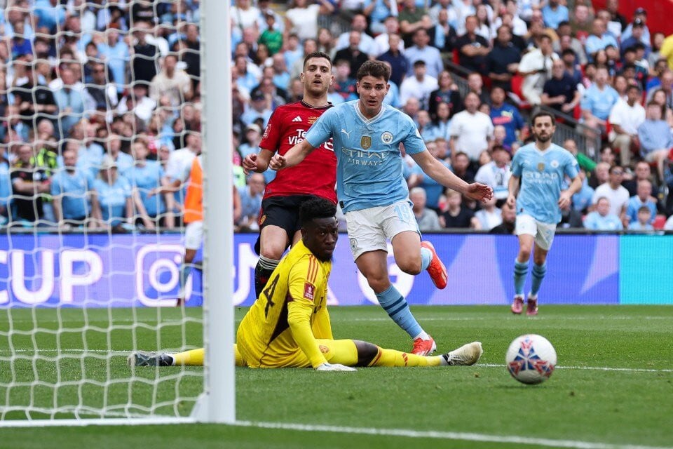 www_thesun_co_uk Julian alvarez Manchester City បាញ់ 904651467 (2).jpg